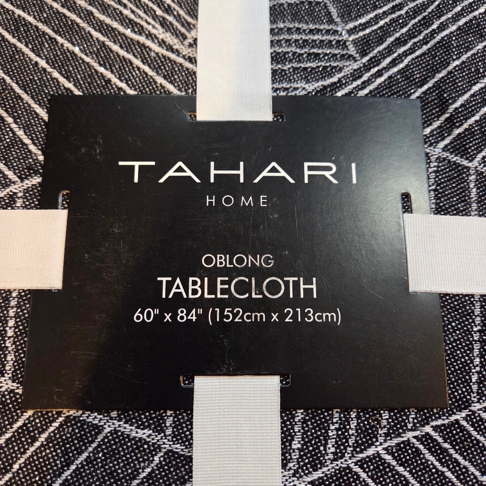 Tahari - NEW Spiderweb Black & White Oblong 60"x84" Tablecloth - Picture 2 of 4